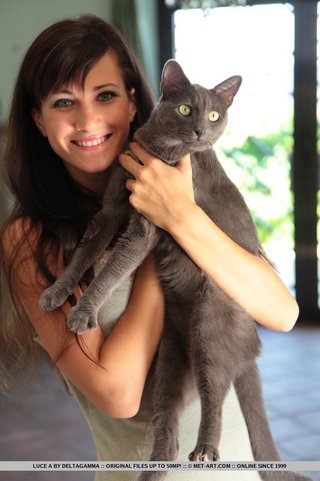 azul eyed modelo enjoys
