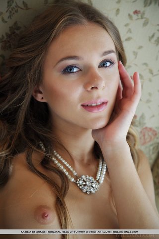 adorable blonde pearl necklace