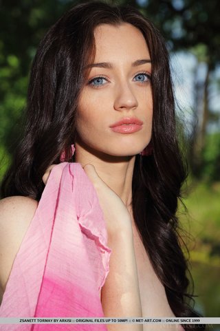 delgadas azul eyed morena