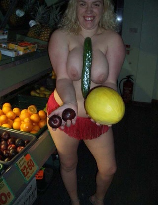 milf flashing barby from