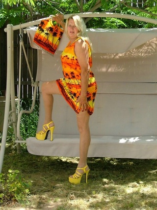 nylons adonna from united