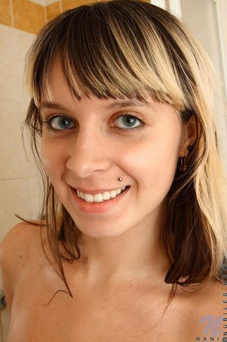 bragas, jovencita, pezones hinchados, tetas medianas