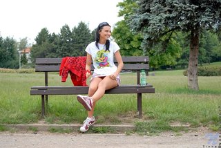 al aire libre, jovencita, pezones hinchados, tetas medianas