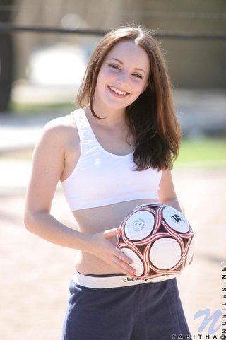 atleta, jovencita, piel blanca, tetas medianas
