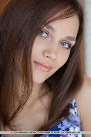 attractive jóvenes morena wears
