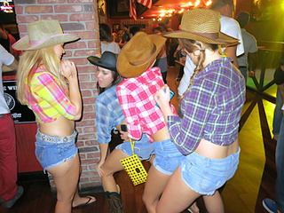 impresionante fiesta cowgirls ends