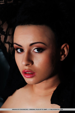 raven-haired nena negras lencería