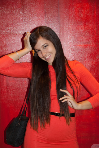 increíble chica roja vestido