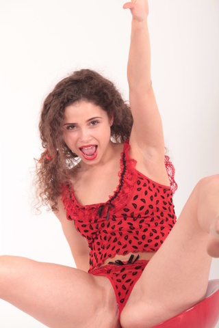 bonita rizosa jovencita ninfómana