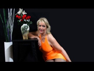 blonde calistamilf striptease