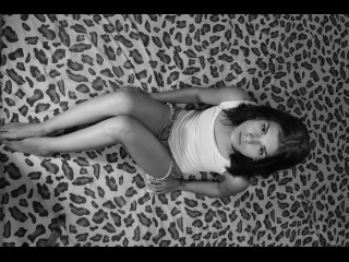 brunette teen cutiehellen zoom