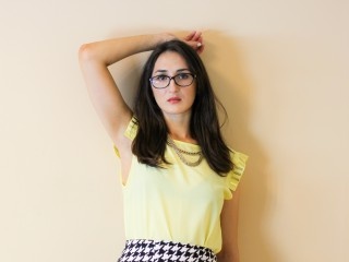brunette amellyaa dancing