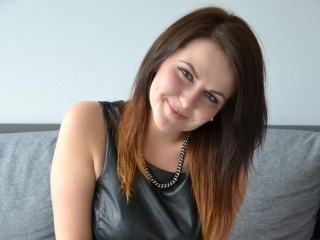 brunette teen miiaa