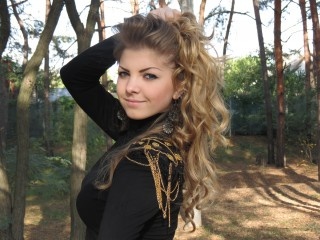 blonde teen lakisssa dancing