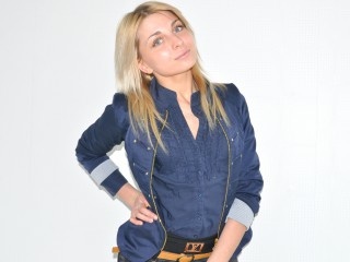 blonde teen paris striptease