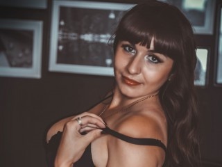 brunette teen anneliya fingering