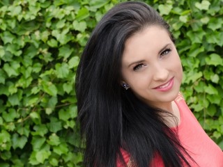 brunette auhra dildo