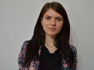 brunette teen belle close