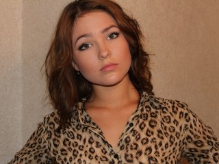 brunette teen nicolyax fingering