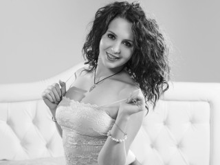 morena jovencita fantasticgift striptease