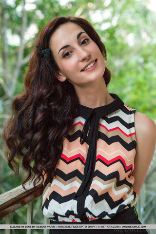 first-rate morena mujer flowery