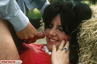 guapas nena wearing roja