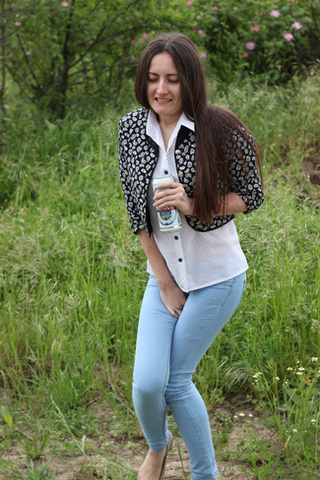 slender raven-haired belleza wait