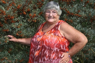 traviesas señora posar verde