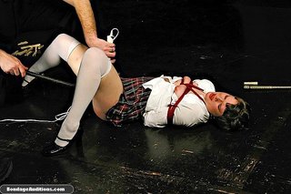 traviesas atada schoolgirl enjoys