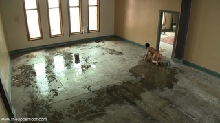 scrubbing floors empty habitación