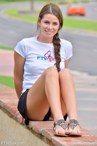 tatuado jovencita sweetie enseña