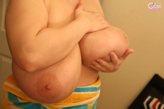 big-breasted hottie rubs lotion