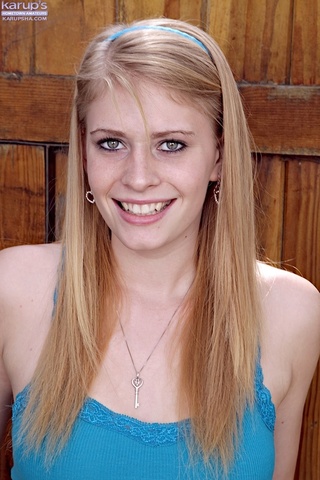banging blonde displays body