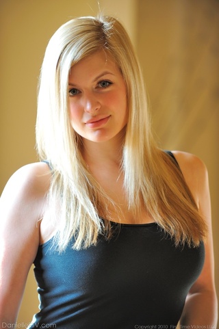 fit blonde hottie shaved