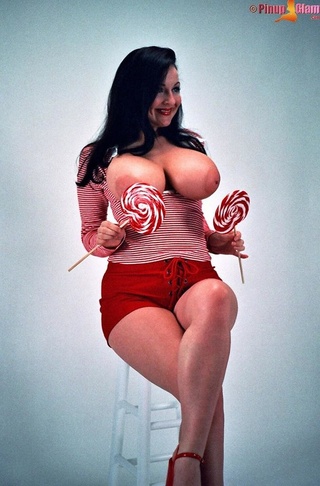 chica roja blancas stripes