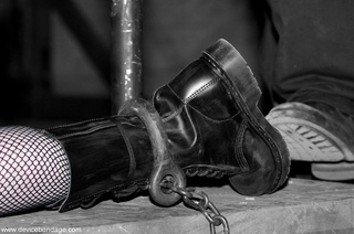 caged esclavos jugar leads