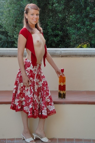 petit pelirroja enseña apretada