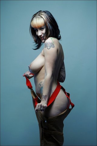 smoking hot tattooed chick