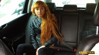 chica mona pelirroja wearing negras