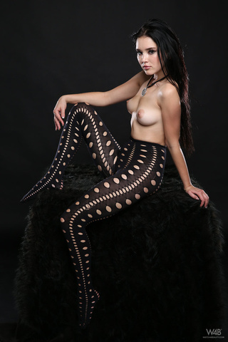 raven-haired mystical gótica chica