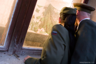 sexy soldier fumando calientes