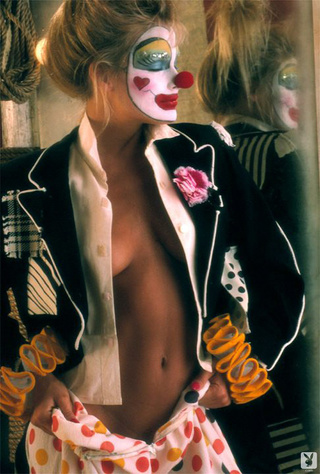 sexy rubias payaso enseña