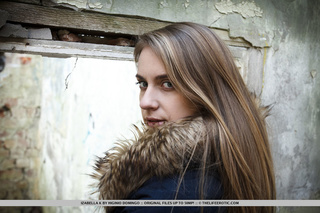 bonita chica chaqueta plays