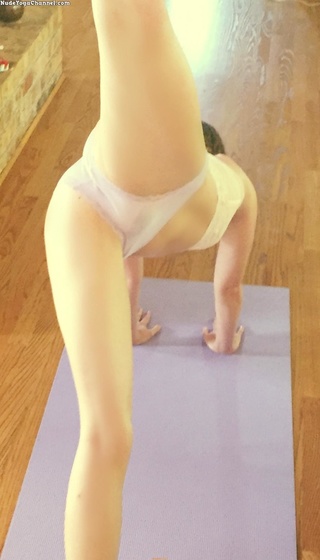 skinny babe exercises hotly