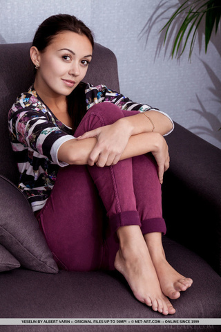 delgado morena ropa suelo