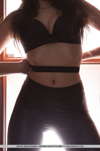 chica mona morena negras braguitas