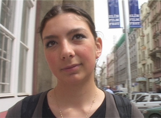 ponytailed morena jovencita blowing