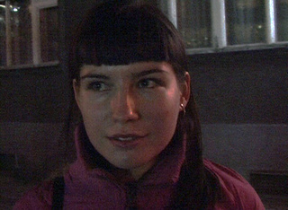 morena jovencita rosa chaqueta
