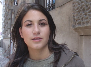 jovencita morena castaña chaqueta