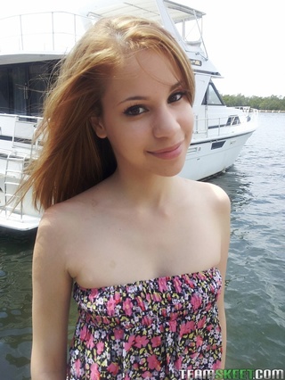 lusty morena plays auto